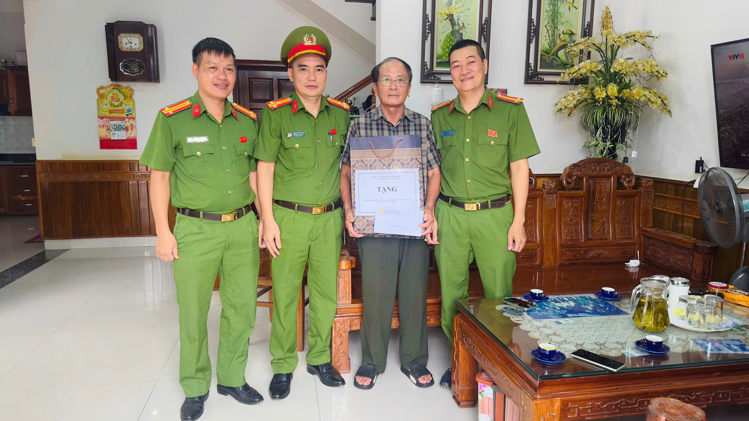 Công an xã Tiên Lãng thăm, tặng quà các gia đình chính sách nhân ngày 27/7